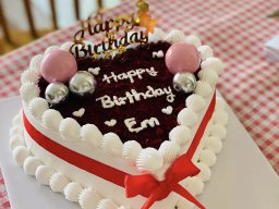 Bánh kem trang trí hình trái tim